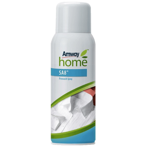 Bote de Aerosol Prewash SA8™ de Amway sobre fondo blanco con prendas blancas.