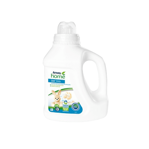 Botella de detergente SA8™ Baby de Amway con efecto suavizante sobre fondo blanco.