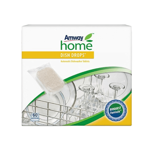 Caja de pastillas para lavavajillas DISH DROPS de Amway con vasos brillantes sobre fondo blanco.