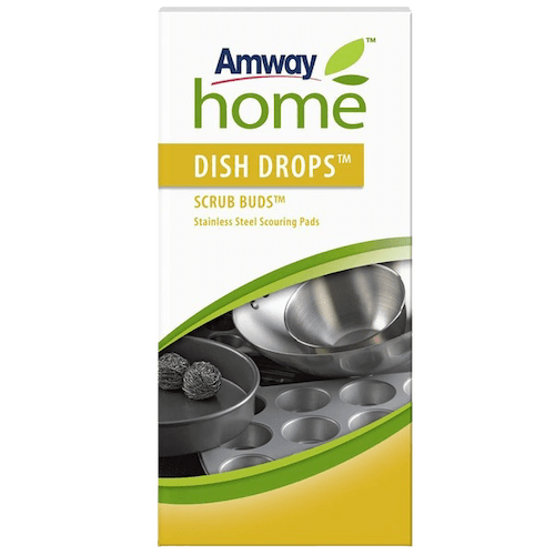 Caja de estropajos SCRUB BUDS™ de Amway junto a menaje de cocina brillante.