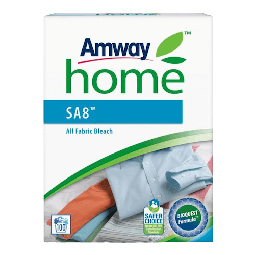 Caja de Lejía SA8™ de Amway con camisas dobladas sobre fondo blanco.