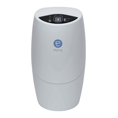 Sistema de Tratamiento de Agua eSpring de Amway para grifo existente, sobre fondo blanco.